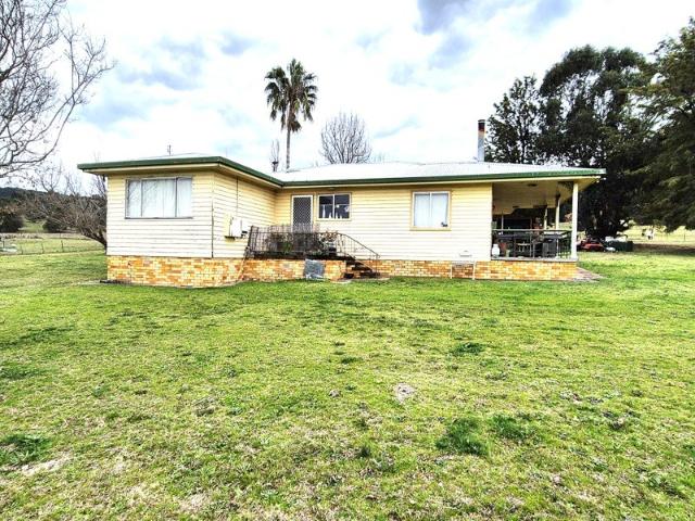 CHARMING SMALL ACREAGE WITH MOONBI VALLEY VIEWS