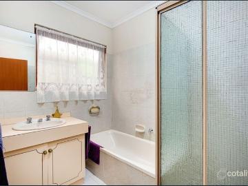 Charming & Spacious Homette in a Quiet, Convenient Location