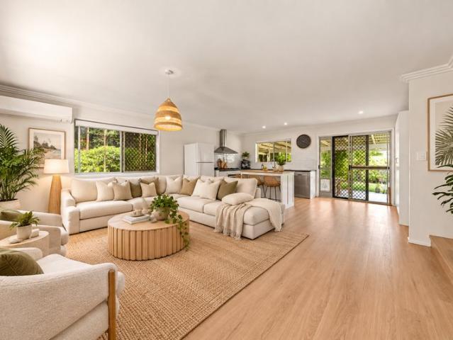 Charming Split Level Residence Versatile Dual Living Potential & Over 300m2 of Sprawling Backyard