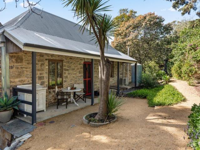 Charming Stone Cottage on Picturesque Fleurieu Peninsula