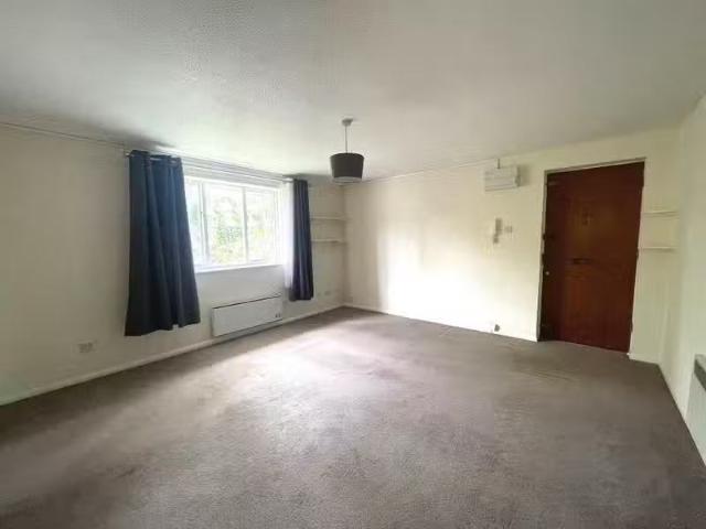 Cheap Studio flat for rent in Vincenzo Close, AL9