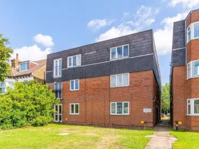 Just in! Studio flat for rent in Bensham Manor Road, Thornton.
