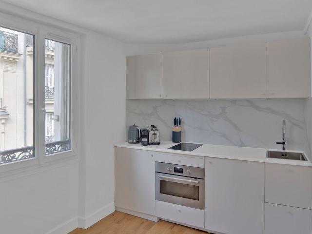 Charming Studio in the Heart of Paris, Paris Amsterdam Apartments for Rent
