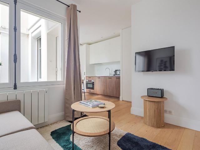 Charming Studio Retreat in the Heart of Paris, Paris Amsterdam Apartments for Rent