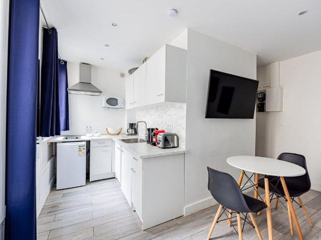 Charming Studio with AC near Champs Élysées in Paris 17th, Paris Amsterdam Apartments for Rent