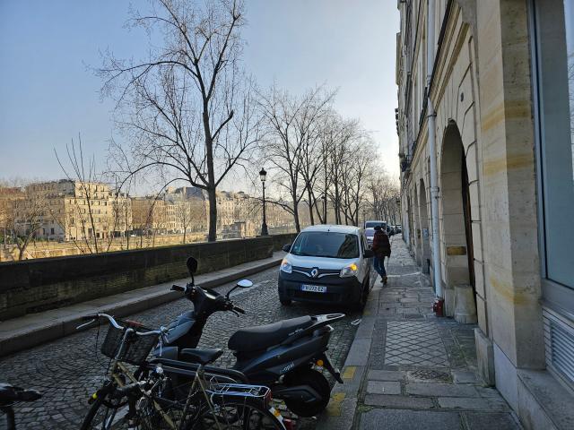 Charming studio with mezzanine on Île Saint Louis Peaceful haven in the heart of Paris