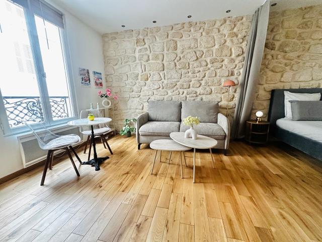 Charming Studio with Sleeping Area – Champs Élysées / Golden Triangle, Paris Amsterdam Apartments for Rent