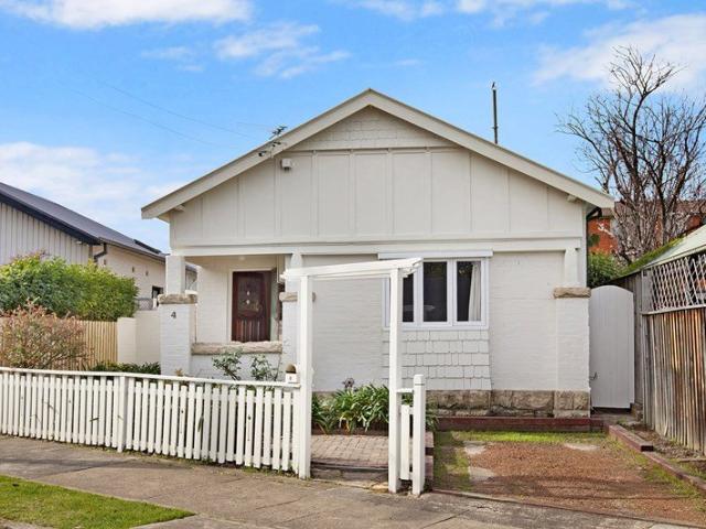 Charming sunlit Californian bungalow with rear rumpus, parking & private garden