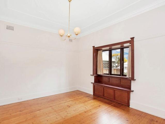 Charming sunlit Californian bungalow with rear rumpus, parking & private garden