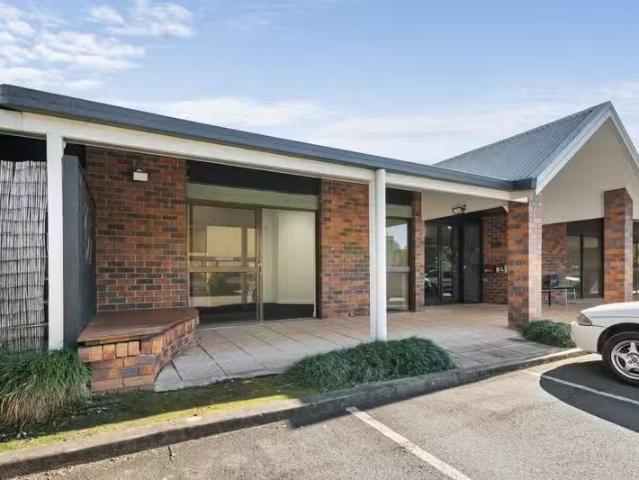 Nice Suite 4/1304 Samford Road, Ferny Grove, QLD 4055 Office.
