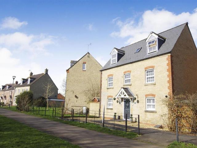 Charmind Walk, Swindon SN25 5 bed detached house to rent £2,000 pcm £462 pw