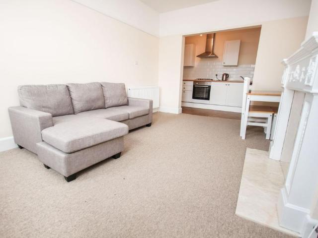 Charminster Road, Bournemouth BH8 1 bed flat to rent £800 pcm £185 pw