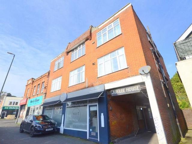 Charminster Road, Bournemouth BH8 2 bed flat to rent £1,050 pcm £242 pw