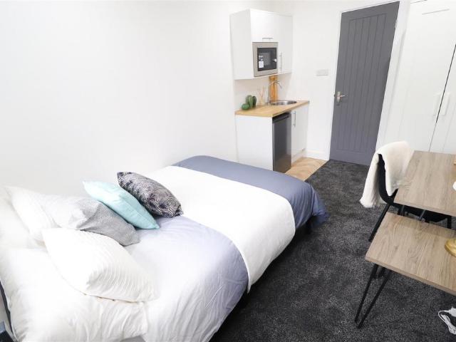 Charter Avenue, Coventry CV4 1 bed in a house share to rent £725 pcm £167 pw