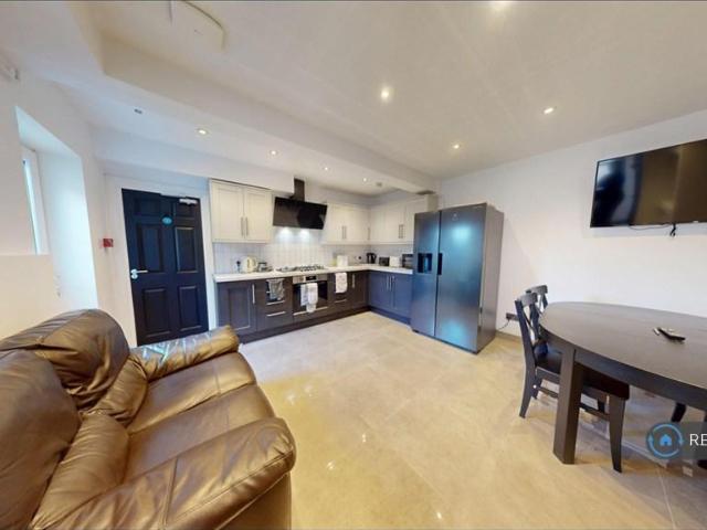 Charter Avenue, Coventry, CV4 5 bed semi detached house to rent £3,792 pcm £875 pw