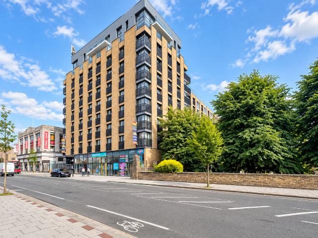 Charter House, High Road, Ilford IG1, 2 bed flat to rent, £1,800 pcm | PrimeLocation