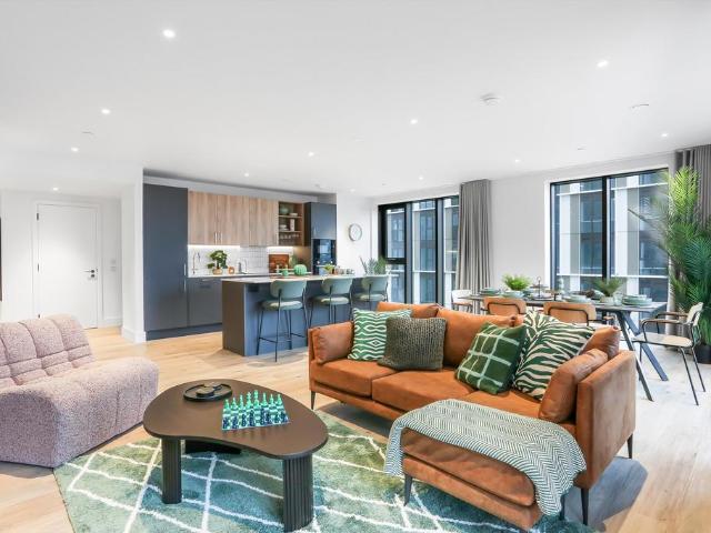 Charter Street, Canary Wharf, London. 3 bed flat to rent £5,527 pcm £1,275 pw