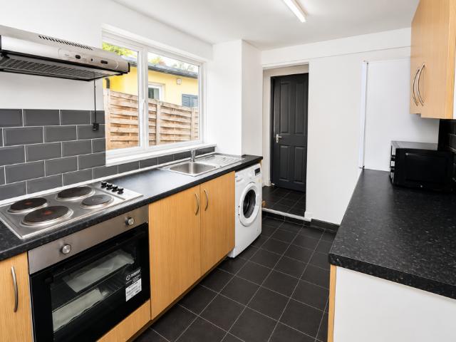 Charter Street, Gillingham, ME7 3 bed terraced house to rent £1,200 pcm £277 pw