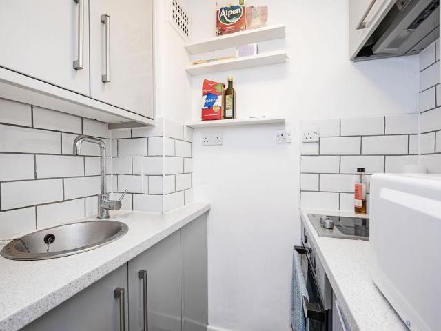 Charterhouse Square, Clerkenwell. Studio to rent £1,950 pcm £450 pw