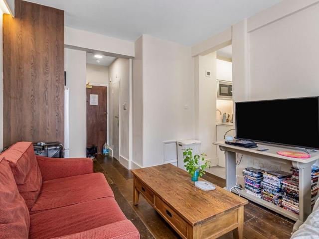 Charterhouse Square, Islington. Studio to rent £2,000 pcm £462 pw
