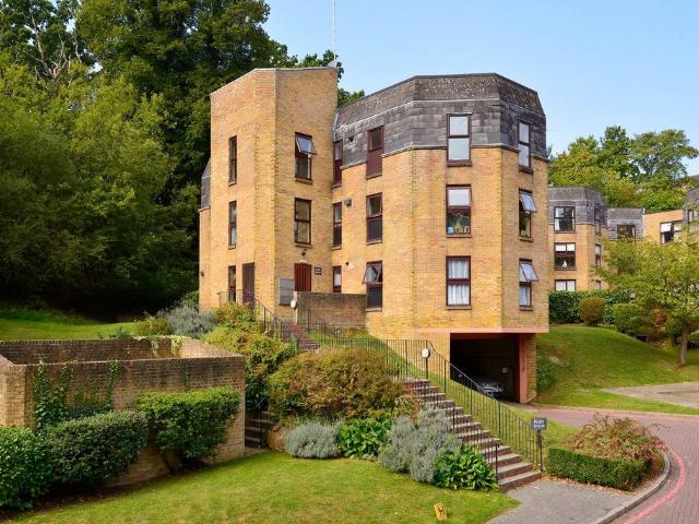 Charterhouse Road, Godalming GU7 2 bed apartment to rent £1,600 pcm £369 pw