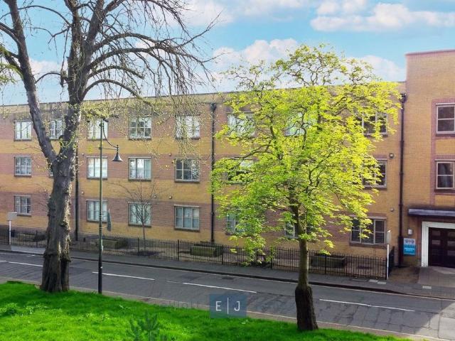 Charteris Road, Woodford Green IG8, 1 bed flat to rent, £1,600 pcm | PrimeLocation