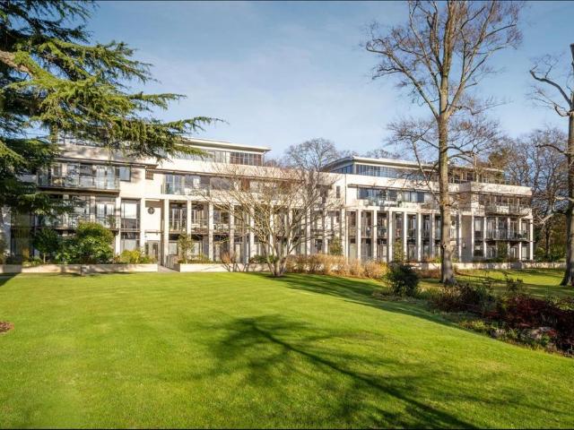 Charters Road, Sunningdale 2 bed flat to rent £4,800 pcm £1,108 pw