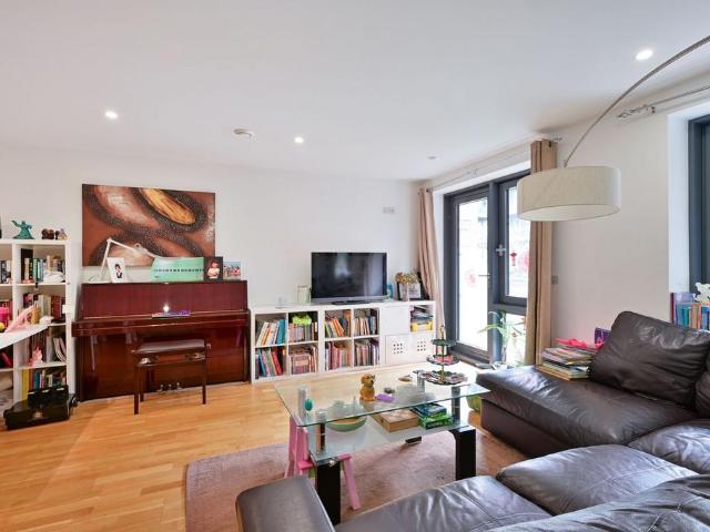 Chartfield Avenue, Putney, London, SW15 2 bed flat to rent £2,850 pcm £658 pw