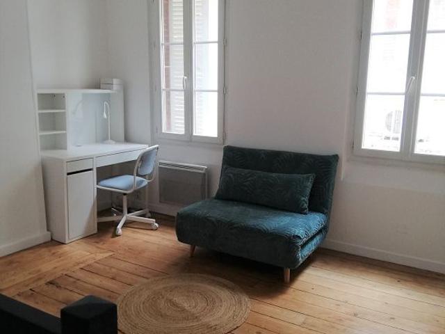 CHARTREUSE MEUBLEE T2 BIS RUE DE LA COLOMBETTE AVEC COUR. 830 EUROS CC
