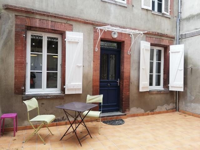 CHARTREUSE MEUBLEE T2 BIS RUE DE LA COLOMBETTE AVEC COUR. 830 EUROS CC