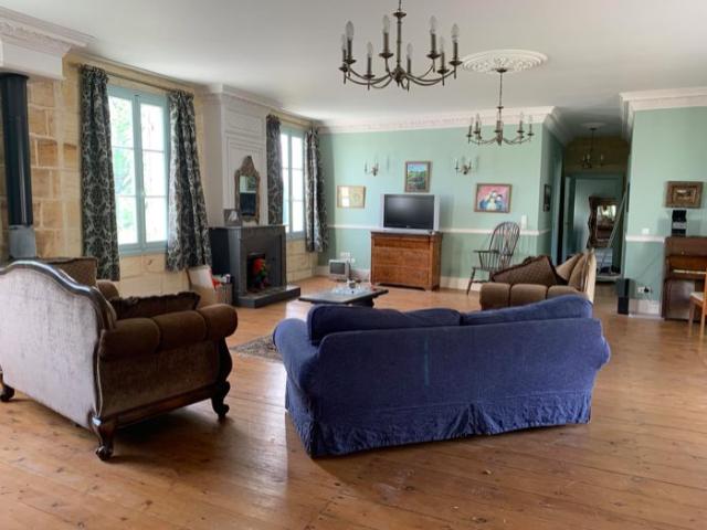 Chartreuse Avec Grand Dependances Et 6.1 Ha 245m² Gours