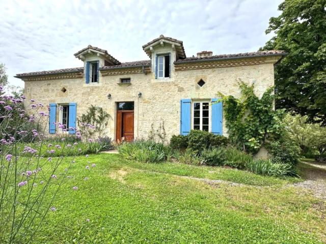 CHARTREUSE du 19ème avec gîte et piscine