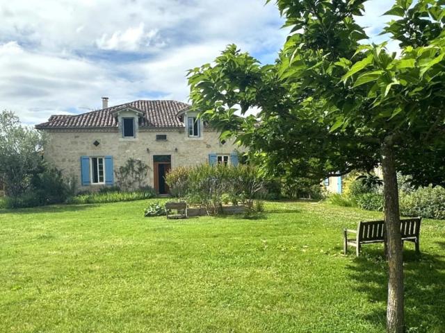 CHARTREUSE du 19ème avec gîte et piscine