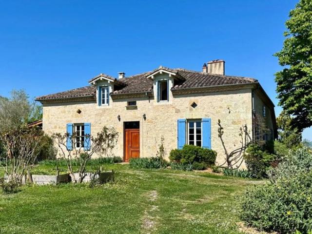 CHARTREUSE du 19ème avec gîte et piscine