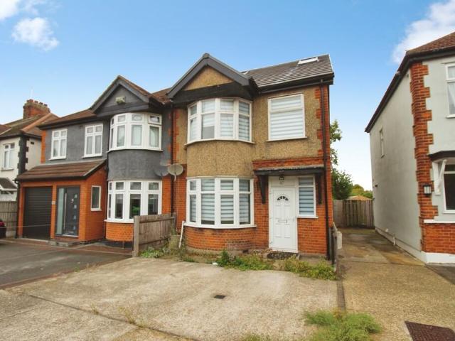 Chase Cross Road, Romford RM5 4 bed semi detached house to rent £2,500 pcm £577 pw
