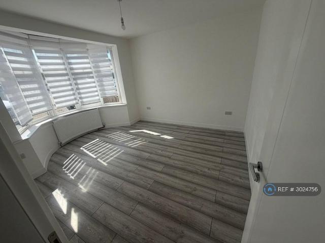 Chase Cross Road, Romford, RM5 4 bed semi detached house to rent £2,750 pcm £635 pw