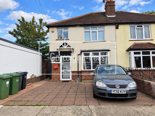 Chase End, Epsom, KT19 2 bed flat to rent £1,800 pcm £415 pw