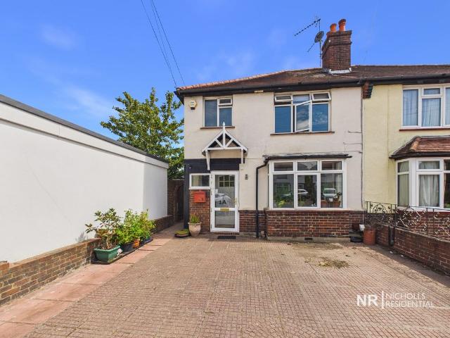 Chase End, Epsom, Surrey. KT19, 2 bed maisonette to rent, £1,750 pcm | PrimeLocation