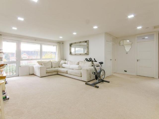 Chase Road N14, Oakwood, London, N14 3 bed flat to rent £2,650 pcm £612 pw