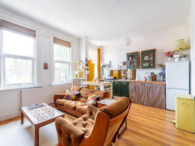 Chase Side, Enfield, London EN2, 2 bed flat to rent, £1,750 pcm | PrimeLocation