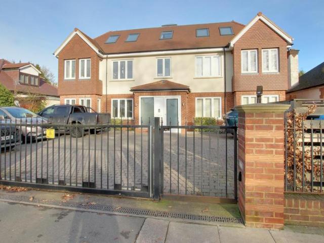 Chase Side, London 3 bed flat to rent £2,300 pcm £531 pw