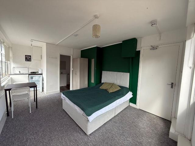Chase Side, Southgate N14, Studio to rent, £1,400 pcm | PrimeLocation