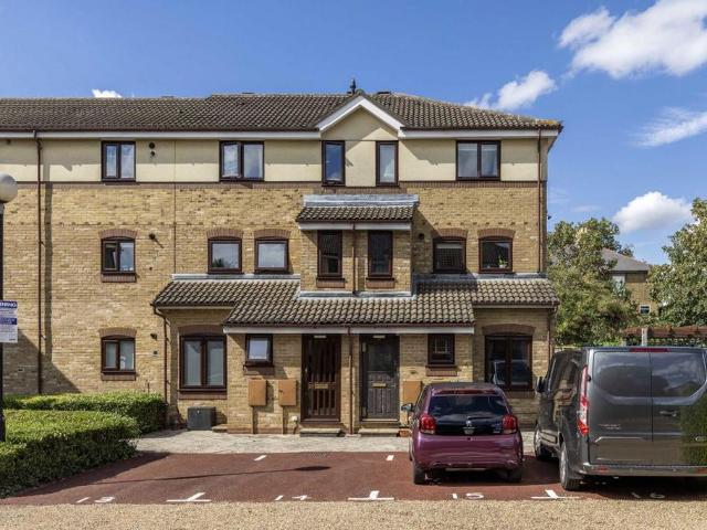 Chaseley Drive, London W4 2 bed flat to rent £2,800 pcm £646 pw