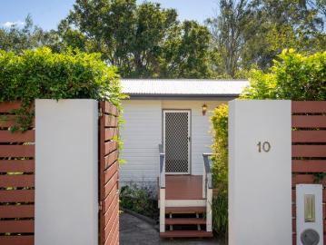 Chasing Acres Into Suburbia Move In Ready Three Bedroom House on 3,131m2 Block