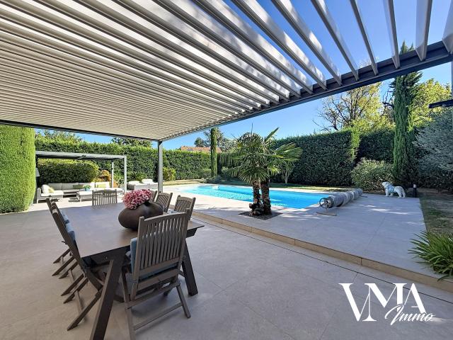 Chasselay. Maison familiale avec piscine, 4 chambres et garage