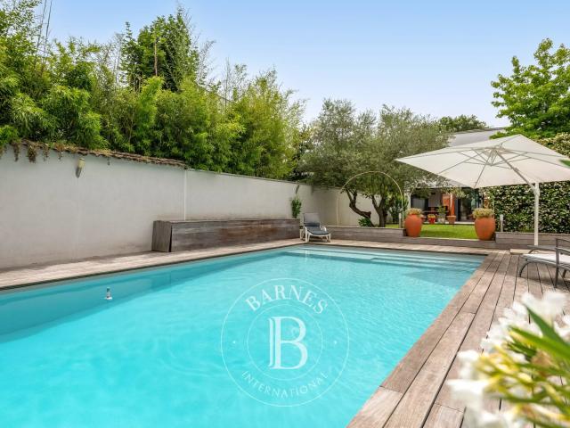 CHASSIEU CENTRE Maison contemporaine de 242,29 m² 5 chambres 2 bureaux Piscine Jacuzzi Terrain d'environ 550 m²