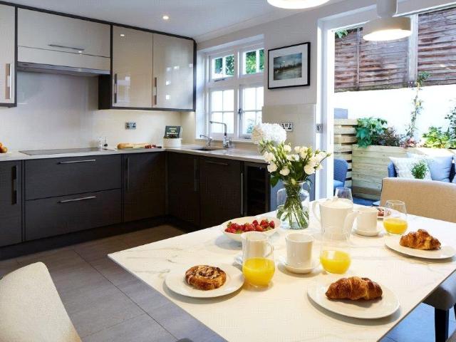 Cheval Place, Knightsbridge, London, SW7 3 bed terraced house to rent £13,000 pcm £3,000 pw