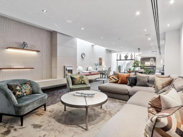 Cheval Place, London, SW7 4 bed flat to rent £34,667 pcm £8,000 pw