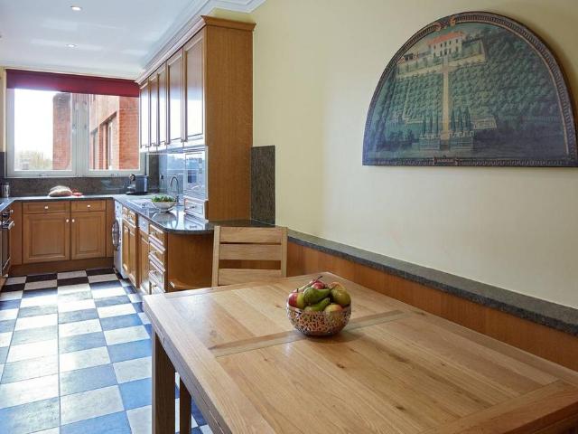 Cheval Thorney Court, Kensington. 2 bed flat to rent £23,660 pcm £5,460 pw