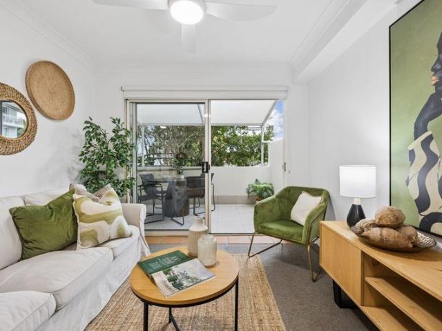 CHEVRON ISLAND: Private Ground Floor with Huge Alfresco. Walk to shops / beach / HOTA